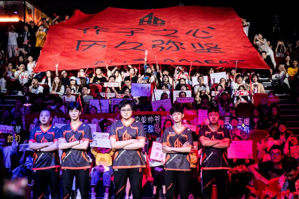 大事即将发生？蝎子王Yike疯狂抓住了他的兄弟 Canna 并取得了3次击杀。 Top Esports 在第一场比赛中输给了KC