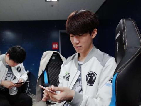 反恐精英2：8月27日的更新恢复了在 Ancient 上的手雷排列视觉效果；并修复了刀具动画