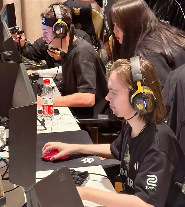 表演开始了！ LPL 春节联欢晚会阵容： knight 和 haichao 中路对决！ TheShy 首次对阵 Xiaoxu